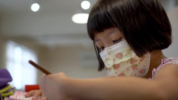 Nahaufnahme Chinesische Mädchen Zeichnen Der Bibliothek Zurück Zur Schule Während — Stockvideo