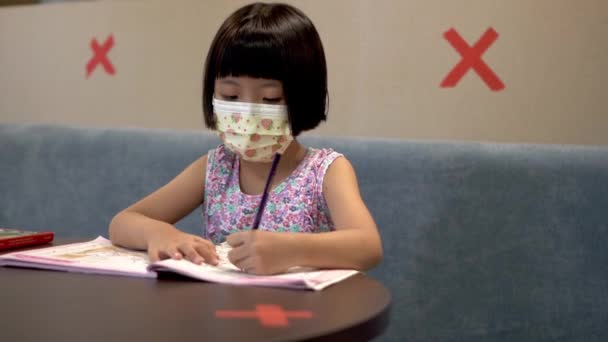 Asiatique Chinois Fille Dessin Dans Public Zone — Video