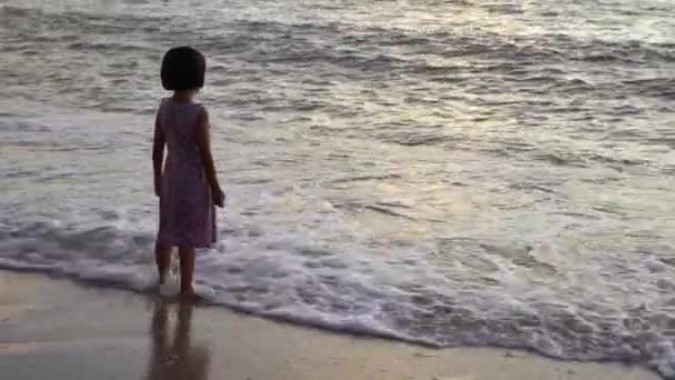 Kislány Nézz Kiabálj Tengeri Hullámra Nyári Szabadtéri Tevékenység — Stock videók
