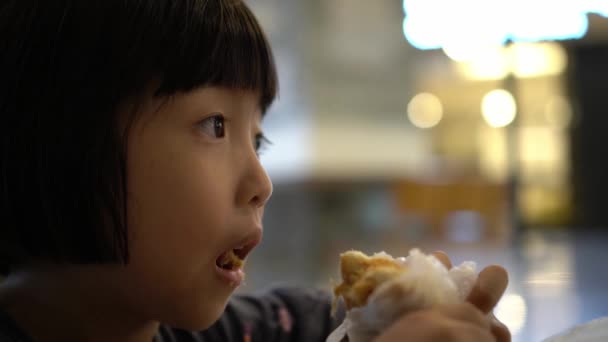 Close Asiático Chinês Comer Frango Fio Dental Topping Bun — Vídeo de Stock