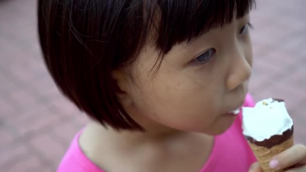 Top Para Baixo Vie Chines Menina Comer Sorvete Cone — Vídeo de Stock