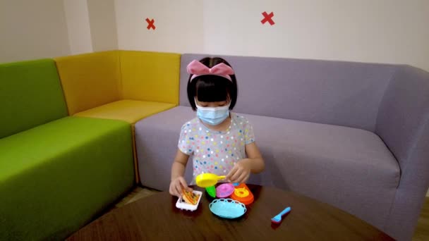 中国小女孩玩烹调玩具 Covid大流行病期间的学前活动 — 图库视频影像