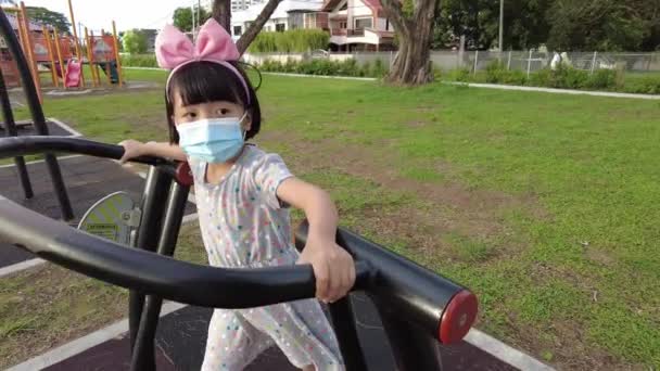 Little Girl Wear Face Mask Exercise Fitness Park — Stock Video