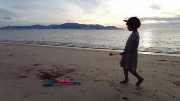 Silhouette Kleine Mädchen Spielen Sand Strand Sommerliche Aktivitäten Freien — Stockvideo