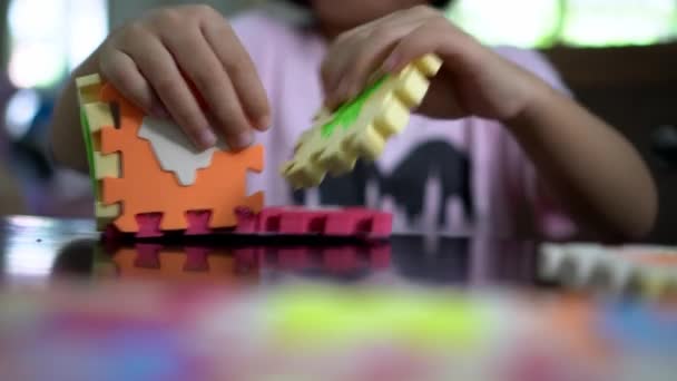 Kind Spielt Alphabet Puzzle Matte Tisch — Stockvideo