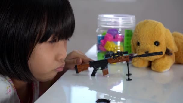组装后少玩具枪玩具枪 — 图库视频影像