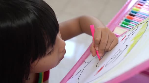 Klein Meisje Kleurt Tekening Papier Begrip Voorschoolse Activiteit — Stockvideo