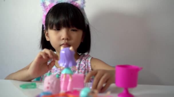 Chińska Dziewczyna Bawi Się Lalką Zmienia Ubranie Koncepcja Edukacji Przedszkolnej — Wideo stockowe