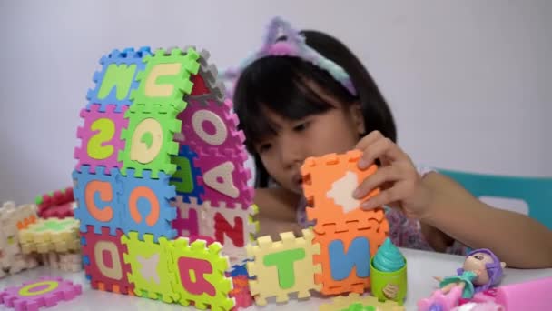 Asiatische Kleine Mädchen Spielen Alphabet Puzzle Spielzeug Vorschulpädagogisches Konzept — Stockvideo