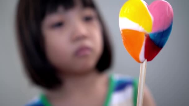 Cerca Forma Del Amor Lollipop Agarre Por Mano Chica China — Vídeos de Stock