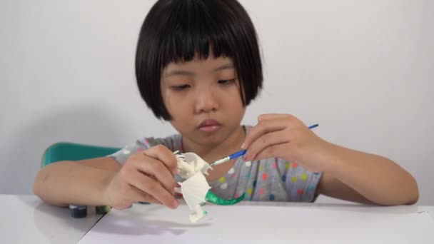Sluiten Chinees Meisje Kleuren Groene Kleur Aan Staart Van Draak — Stockvideo