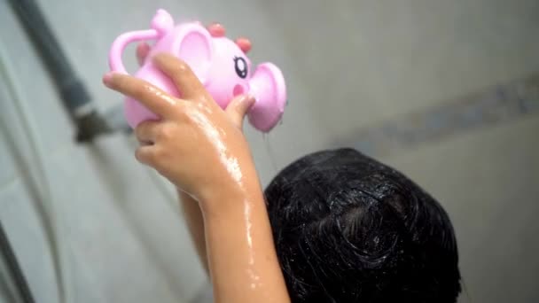 Mała Dziewczynka Trzyma Prysznic Słonia Bawi Się Wodą Podczas Kąpieli — Wideo stockowe