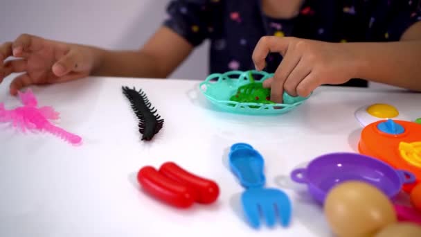 Feche Mão Menina Preparar Centopeia Aranha Comida Durante Jogo Cozinhar — Vídeo de Stock