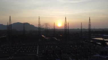 Gündoğumunda elektrik santralinin sinematik yükseliş görüntüsü