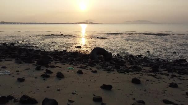 Basura Plástico Neumático Abandonado Costa Del Mar — Vídeos de Stock