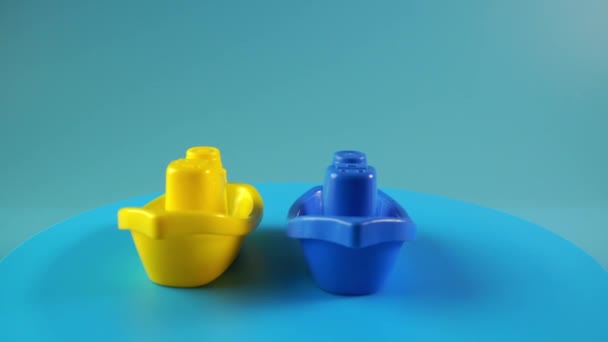 Kinderen Bad Speelgoed Blauw Geel Boot Blauwe Achtergrond — Stockvideo