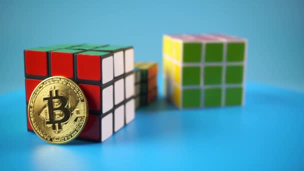 Bitcoin Och Rubik Kub Roteras Blå Bakgrund — Stockvideo