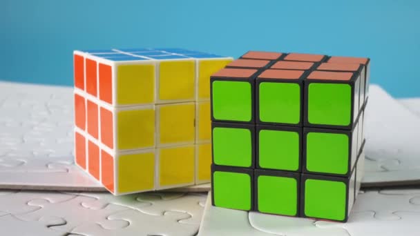 ルービックキューブとジグソーパズル 創造的な頭脳思考の解決の概念 — ストック動画