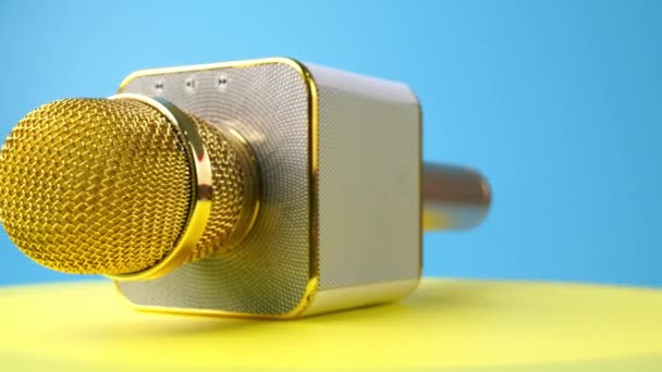 Gouden Microfoon Roteren Het Oppervlak Blauwe Achtergrond — Stockvideo