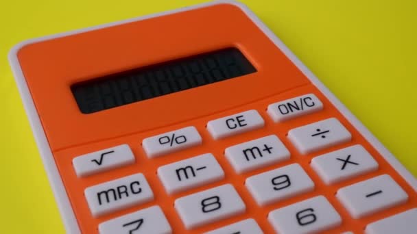 Prodotto Colpo Calcolatrice Arancione Rotante — Video Stock