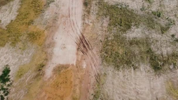 清地活动中卡车土壤轮迹的自上而下视图 — 图库视频影像