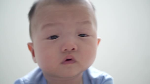 Κοντινό Πλάνο Μωρό Πρόσωπο Σαλιάρα Λευκό Φόντο — Αρχείο Βίντεο
