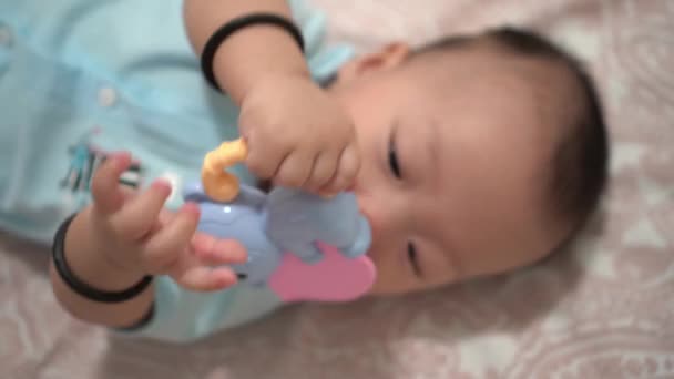关闭婴儿抱抱的猴子乙醚玩具 — 图库视频影像