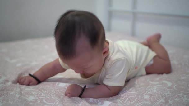 かわいいアジアの赤ちゃんはベッドの上でくしゃみをする 家庭と愛の概念 — ストック動画