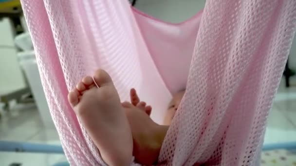 選択はゆりかごの中で眠る子供の足に焦点を当てます 家族愛親の概念 — ストック動画