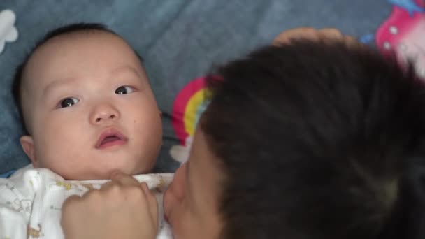 Kardeşim Bebeğin Ağzına Dokun Kardeş Sevgisi Kavramı — Stok video