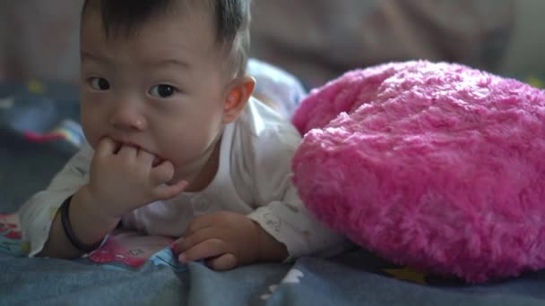 Bebê Chinês Colocar Mastigar Dedo Cama — Vídeo de Stock