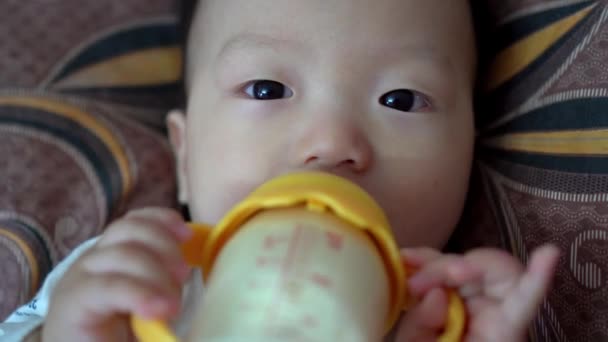 Zamknąć Oczy Dziecka Podczas Picia Mleka Koncepcja Relacji Rodzinnych Rodzicielskich — Wideo stockowe