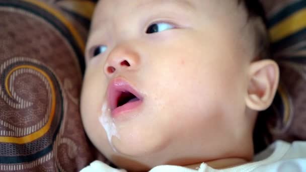 Baby Tröpfelt Milch Aus Seiner Flasche Familien Elternschafts Und Beziehungskonzept — Stockvideo