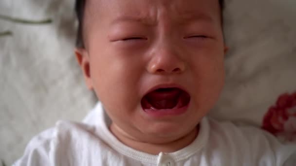 慢慢走近婴儿的脸 伤心地哭泣 — 图库视频影像
