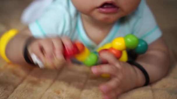 Selektive Fokussierung Der Hand Des Babys Hält Das Holzwurmspielzeug — Stockvideo