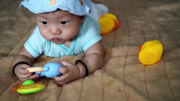 Azji Dziecko Nosić Kapelusz Grać Grzechotka Zabawka Łóżku — Wideo stockowe