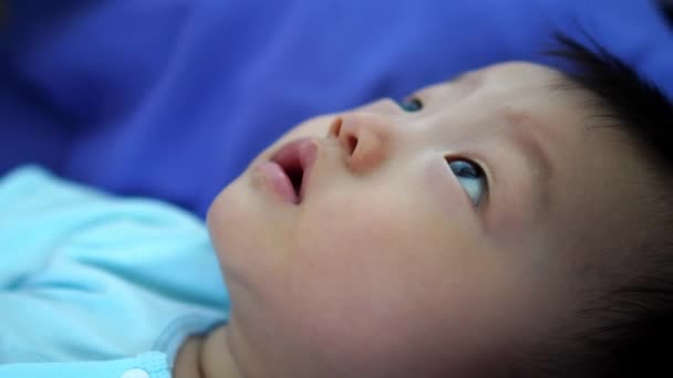 闭上婴儿的眼睛环视四周的床 — 图库视频影像