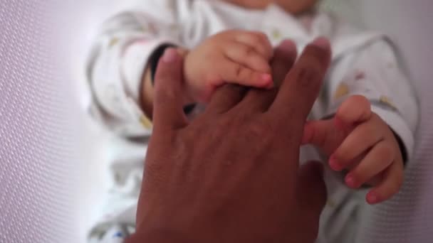 Chiudi Mano Del Bambino Interagisce Con Mano Oscura Del Padre — Video Stock