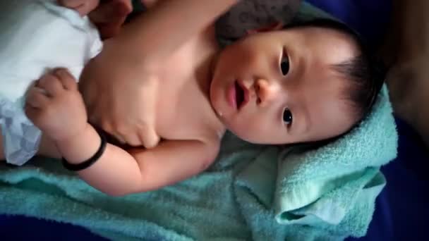 Anne Eli Erkek Bebeğe Talk Pudrası Uygular — Stok video