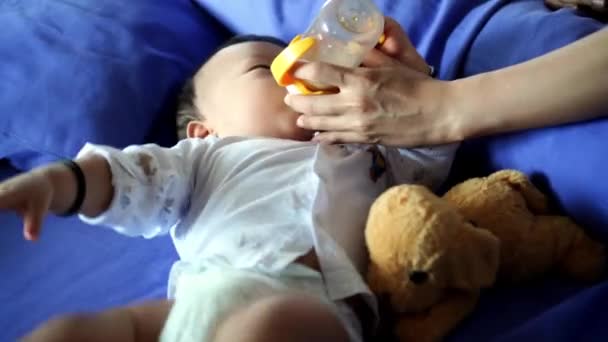 Aktives Baby Trinkt Die Milch Und Trainiert Hand Und Bein — Stockvideo