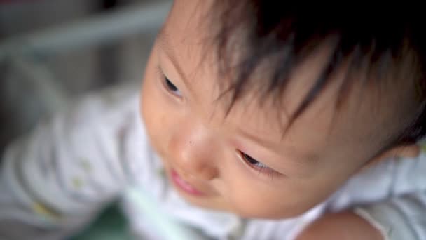 Cierra Ojo Linda Sonrisa Del Bebé Paternidad Concepto Hogar — Vídeo de stock