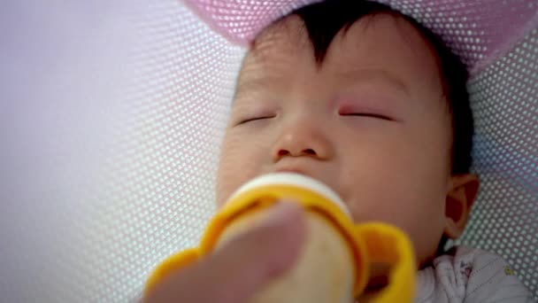 Close Pov Vader Hand Voeden Melk Naar Baby Bij Schommel — Stockvideo