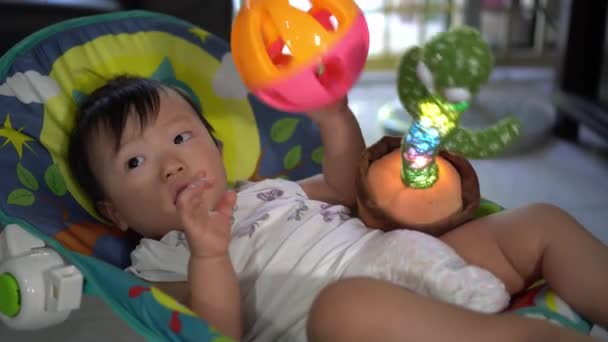 Asijské Dítě Hrát Chrastítko Hračka Led Tanec Kaktus Hračka — Stock video