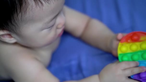 Sbavando Cinese Bambino Masticare Sensoriale Giocattolo Letto — Video Stock