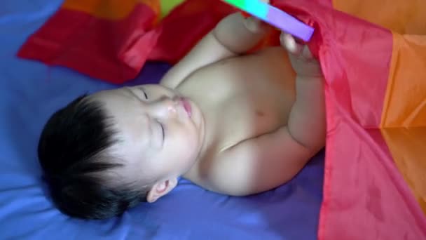 Bebé Niño Mantenga Juguete Sensorial Cubierto Con Bandera Lbgt — Vídeo de stock