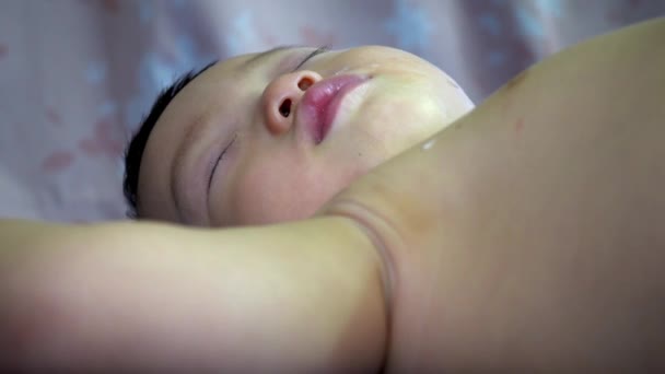 Selektive Fokussierung Des Gesichts Des Schlafenden Babys Bett — Stockvideo