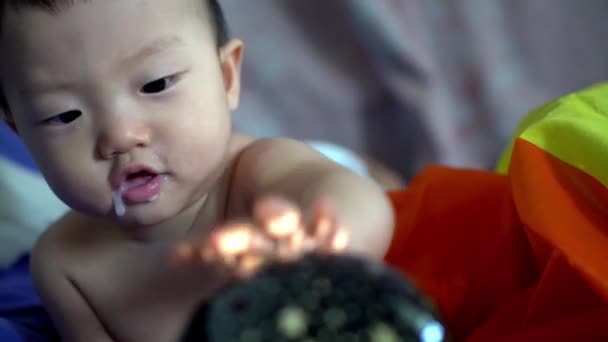 落水的男婴玩照明装置 — 图库视频影像