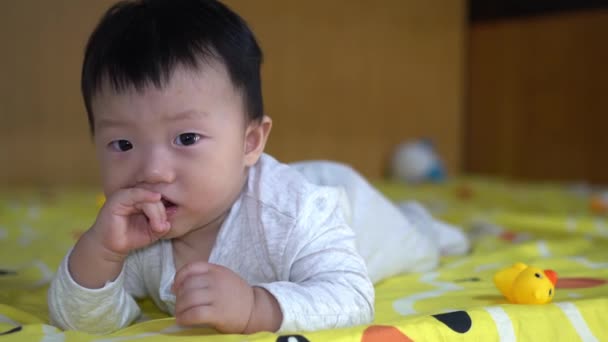 中国小男孩咬着他的手 流口水的孩子 — 图库视频影像