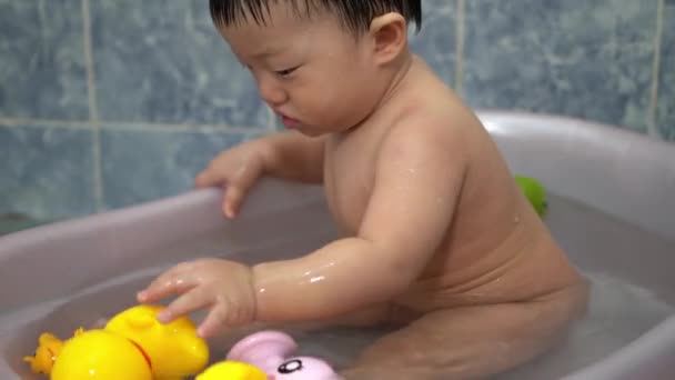 Asiatic Chinez Copil Juca Jucărie Cauciuc Cadă Baie — Videoclip de stoc