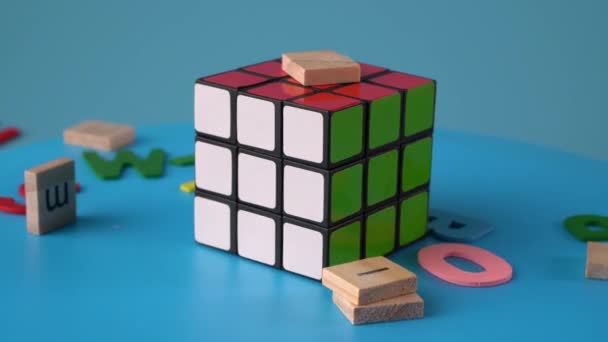 Alphabet Block Drop Der Spitze Des Rubik Cube — Stockvideo